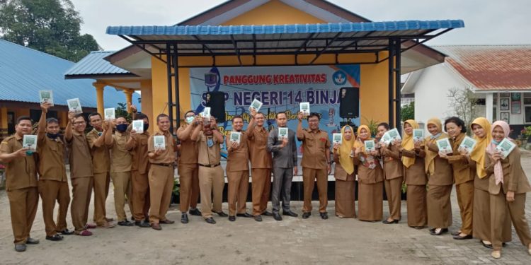 Buku “Kutunggu Hadirmu Di Depan Layar” Diluncurkan